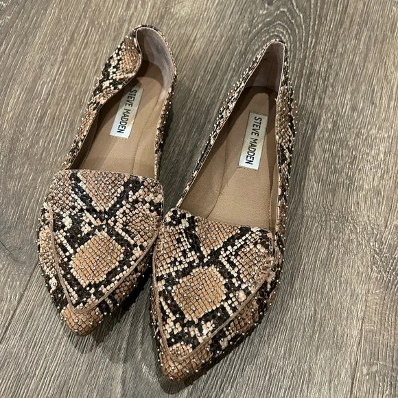 Steve Madden Studded Pointed Toe Loafer in Brown Snakeskin pattern size 7 - Picture 1 of 5